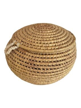 70s HANDMADE ROUND COILED GRASS BASKET W LID & CROCHET LOOP COTTAGECORE 9"W 5"H